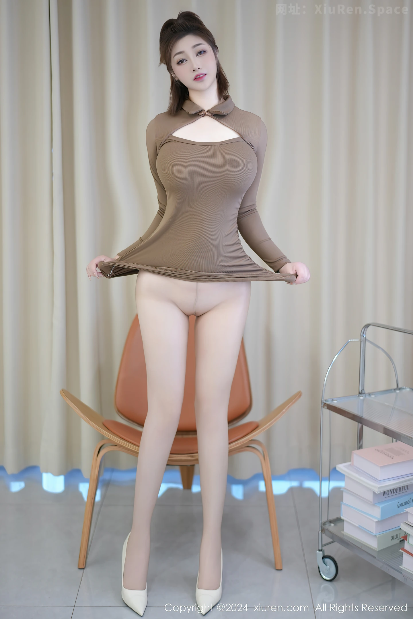 图片[5]-[XiuRen秀人网] VOL.9556 女神妲己 Toxic性感杏色连衣短裙配超薄肉丝秀丰腴美臀诱惑写真80P-秀人网官方网站